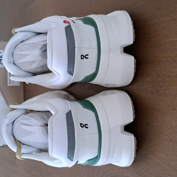 On Cloudrunner 2 - Color: White / Green - Size: Women 9.5 - Picture 5 of 9